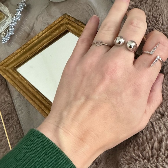 Dogeared tiny heart ring delicate stacking silver hammered - Picture 6 of 6